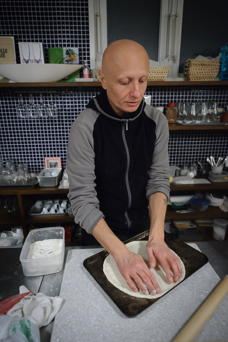 Making a Pizza -- Via Transito Italian Restaurant -- Kyoto, Japan -- Copyright 2015 Jeffrey Friedl, http://regex.info/blog/