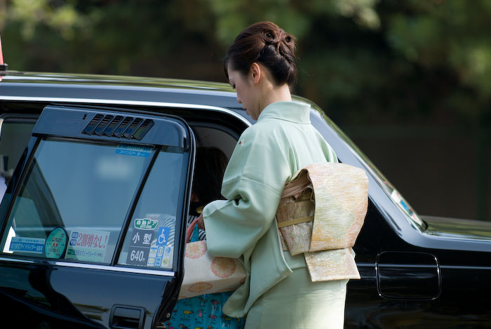 Nikon D200 + Nikkor 70 -200/2.8 VR &nbsp; &mdash; &nbsp; 200mm f/3.2, 1/ 350 th sec, ISO 100 Lady is about 12 meters (40 feet) away -- Kyoto, Japan -- Copyright 2006 Jeffrey Eric Francis Friedl