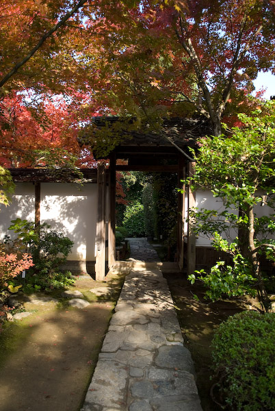 Nikon D200 + Nikkor 17 -55 f/2.8 @ 17mm &mdash; 1 / 250 sec, f/2.8, ISO 100 &mdash; map & image data Entry Garden to the Konpukuji Temple -- Kyoto, Japan -- Copyright 2006 Jeffrey Eric Francis Friedl, http://regex.info/blog/