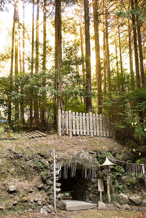 Cave of some sort -- Kyoto, Japan -- Copyright 2006 Jeffrey Eric Francis Friedl, http://regex.info/blog/