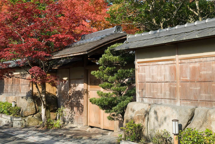 Entrance to Someone's Property -- Kyoto, Japan -- Copyright 2006 Jeffrey Eric Francis Friedl, http://regex.info/blog/
