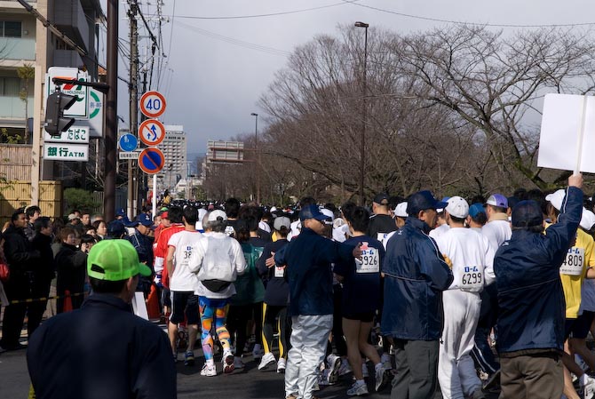 Main Crush of Runners -- Kyoto, Japan -- Copyright 2007 Jeffrey Eric Francis Friedl, http://regex.info/blog/