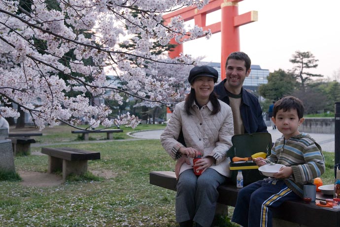 Enjoying the Cherry Blossoms -- Kyoto, Japan -- Copyright 2007 Jeffrey Eric Francis Friedl, http://regex.info/blog/