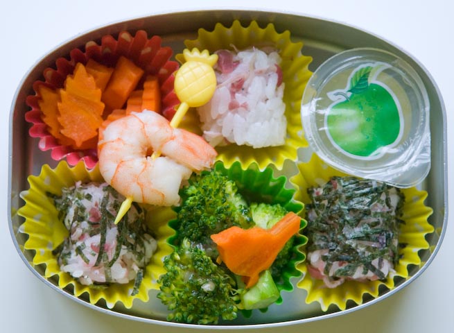 Anthony's Bento Today Carrots, broccoli, various hand-made onigiri , shrimp, and as a treat, an apple-flavored kon'yaku jelly. -- Kyoto, Japan -- Copyright 2007 Jeffrey Eric Francis Friedl, http://regex.info/blog/