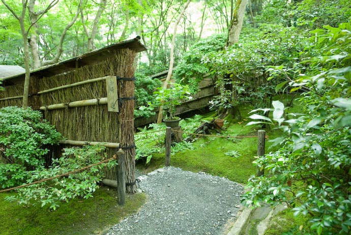 Exit Path -- Kyoto, Japan -- Copyright 2007 Jeffrey Eric Francis Friedl, http://regex.info/blog/