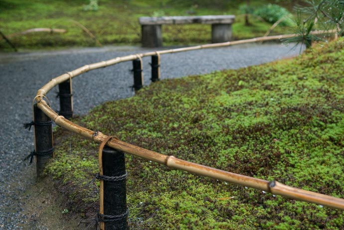 Curved Bamboo Path Edging -- Kyoto, Japan -- Copyright 2007 Jeffrey Eric Francis Friedl, http://regex.info/blog/