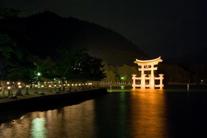 Path and Orange Gate -- Miyajima, Hiroshima, Japan -- Copyright 2007 Jeffrey Eric Francis Friedl