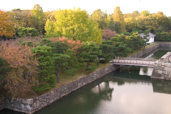 desktop background image of inner moat and west grove of Kyoto -- Nikon D200 + Nikkor 17 -55 f/2.8 @ 30mm &mdash; 1 / 640 sec, f/2.8, ISO 500 &mdash; map & image data &mdash; nearby photos Nijo Castle &mdash; Inner Moat -- Kyoto, Japan -- Copyright 2007 Jeffrey Eric Francis Friedl, http://regex.info/blog/