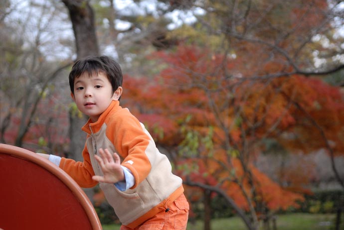 Waving to Daddy -- Kyoto, Japan -- Copyright 2007 Jeffrey Eric Francis Friedl, http://regex.info/blog/