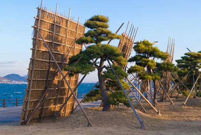Standing Against The Wind -- Takamatu, Kagawa, Japan -- Copyright 2007 Jeffrey Eric Francis Friedl, http://regex.info/blog/