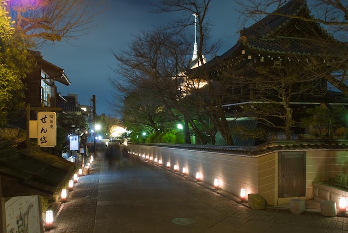, f/8, ISO 100 &mdash; map & image data &mdash; nearby photos Different Road, Different Lanterns, Different Pagoda ( same enjoyable atmosphere ) -- Kyoto, Japan -- Copyright 2008 Jeffrey Eric Francis Friedl, http://regex.info/blog/