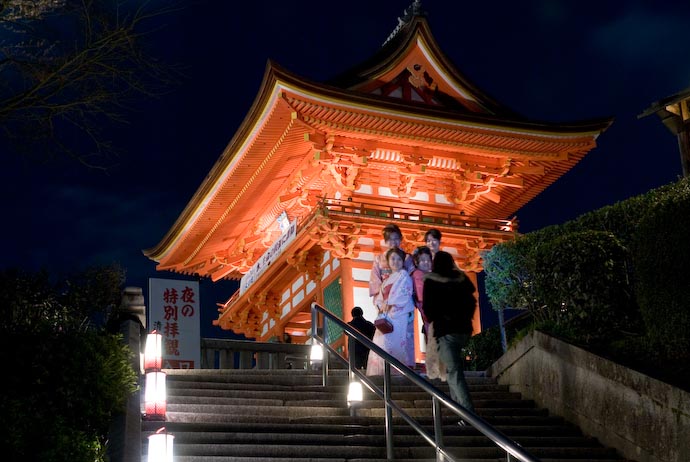 , f/5, ISO 250 &mdash; map & image data &mdash; nearby photos Photo-Op at the Kiyomizu Temple -- Kyoto, Japan -- Copyright 2008 Jeffrey Eric Francis Friedl, http://regex.info/blog/