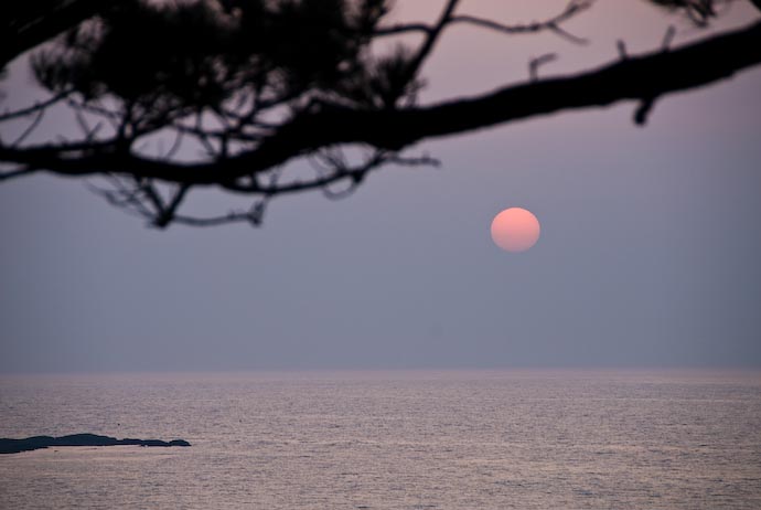Whimper of a Sunset -- Kotobikihama, Kyoto, Japan -- Copyright 2008 Jeffrey Eric Francis Friedl, http://regex.info/blog/