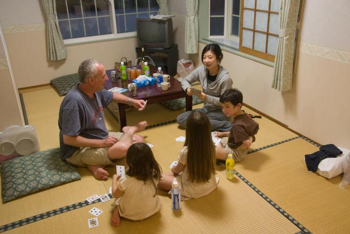 Family Fun -- Kotobikihama, Kyoto, Japan -- Copyright 2008 Jeffrey Eric Francis Friedl, http://regex.info/blog/