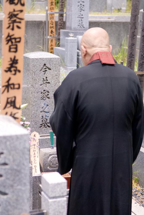 Buddhist Priest Prays for Fumie's Grandmother -- Kyoto, Japan -- Copyright 2008 Jeffrey Eric Francis Friedl, http://regex.info/blog/