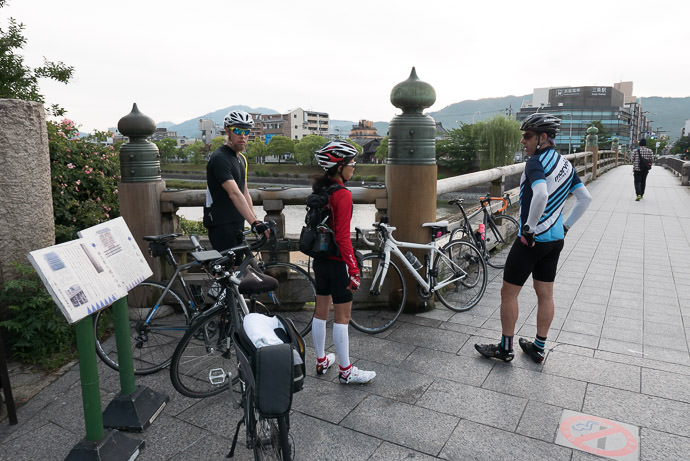 Gathering in front of Sanjo Starbucks, Kyoto Japan Gorm Kipperberg , Kumiko Naka , and Joshua Levine 5:38 AM (+12 min) - 1.3 km (0.8 miles) -- Copyright 2015 Jeffrey Friedl, http://regex.info/blog/
