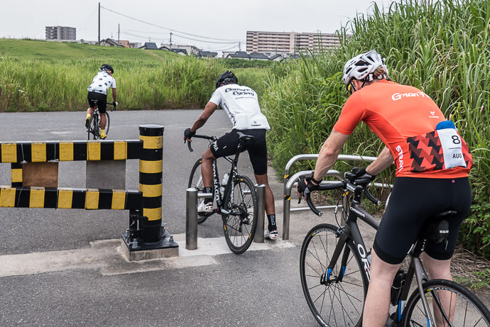 Stupid Most-Hated Gates この馬鹿なバイク止めはめちゃ邪魔。別な方法もうないの？ 8:21 AM (+52 min) - 23 km (14.3 miles) -- Hirakata, Osaka, Japan -- Copyright 2015 Jeffrey Friedl, http://regex.info/blog/