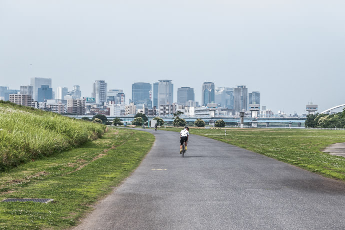 First Good View of Osaka やっと大阪市内ははっきり見えます 9:05 AM (+1h 36m) - 44 km (27.5 miles) taken while cycling at 28 kph (18 mph) -- Osaka, Japan -- Copyright 2015 Jeffrey Friedl, http://regex.info/blog/