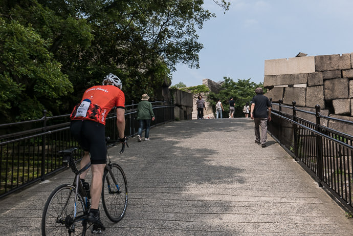 Steep Climb Up the Final Rampart taken while cycling at 9 kph (6 mph) -- Osaka Castle (大阪城) -- Osaka, Japan -- Copyright 2015 Jeffrey Friedl, http://regex.info/blog/
