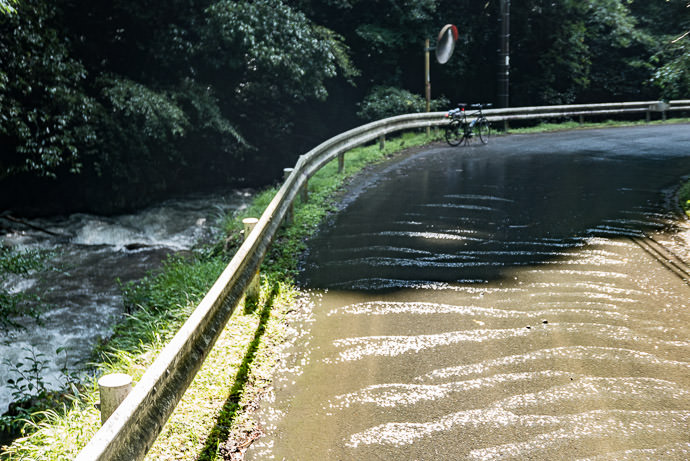 Swimming Upstream cascades of water flow down the street -- Kyoto, Japan -- Copyright 2015 Jeffrey Friedl, http://regex.info/blog/
