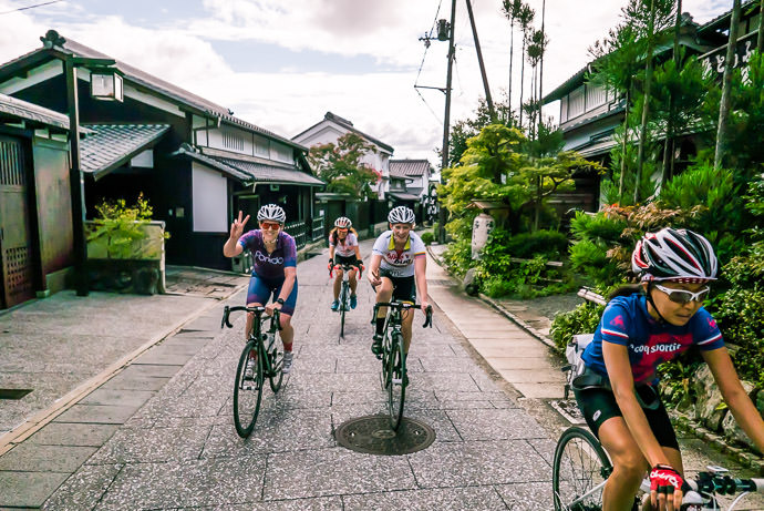 Unprecedented The first time (since I started cycling in the spring) to be on a ride with this many ladies taken while cycling at 23 kph (14 mph) -- Kyoto, Japan -- Copyright 2015 Jeffrey Friedl, http://regex.info/blog/