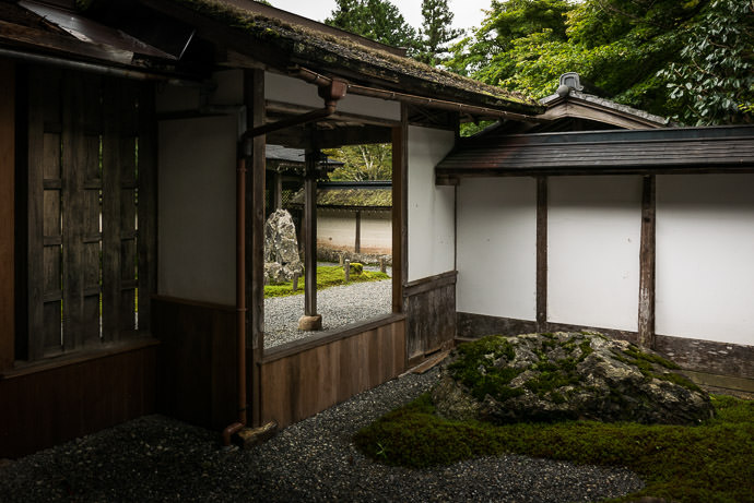 Small Alcove -- Joshokoji Temple (常照皇寺) -- Kyoto, Japan -- Copyright 2015 Jeffrey Friedl, http://regex.info/blog/ -- This photo is licensed to the public under the Creative Commons Attribution-NonCommercial 4.0 International License http://creativecommons.org/licenses/by-nc/4.0/ (non-commercial use is freely allowed if proper attribution is given, including a link back to this page on http://regex.info/ when used online)