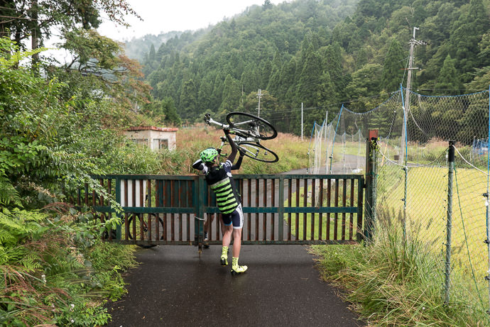 Epic Barriers it was either this or retrace hours' worth of ride -- Kyoto, Japan -- Copyright 2015 Jeffrey Friedl, http://regex.info/blog/