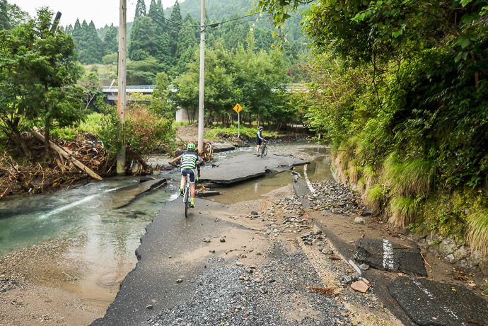 I Can See How Cars Might Have Trouble Here -- Otsu, Shiga, Japan -- Copyright 2015 Jeffrey Friedl, http://regex.info/blog/