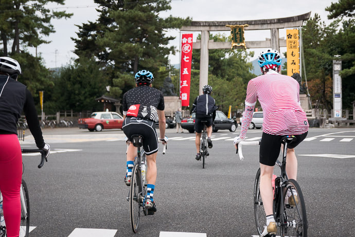 Heading Out passing in front of the Kitano Tenmangu Shrine (北野天満宮) -- Kyoto, Japan -- Copyright 2015 Jeffrey Friedl, http://regex.info/blog/