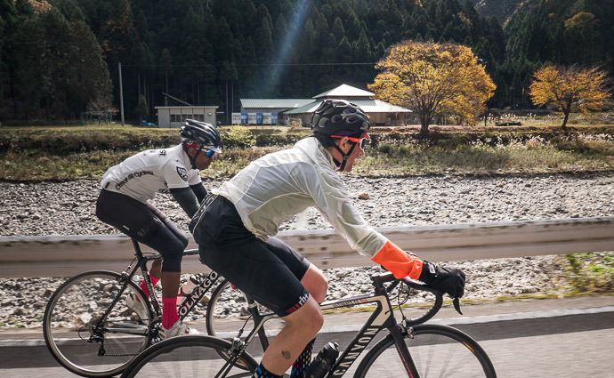 Overtake taken while riding at 36 kph (22 mph) -- Kyoto, Japan -- Copyright 2015 Jeffrey Friedl, http://regex.info/blog/