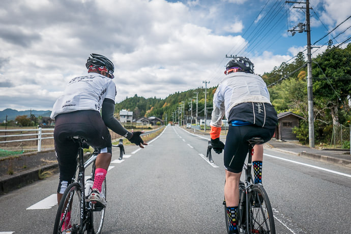 Discussing the Finer Points of art, literature, space exploration, and carbon wheels ( actually, I think they were discussing work-related research reports ) taken while riding at 34 kph (21 mph) -- Kyoto, Japan -- Copyright 2015 Jeffrey Friedl, http://regex.info/blog/