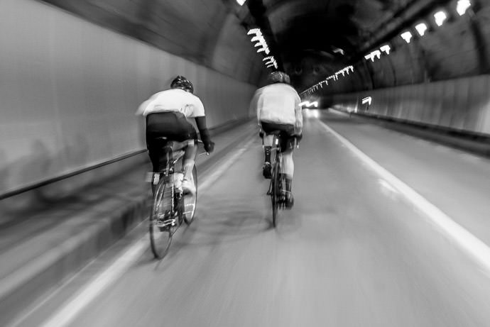 Pathetically-Shaky Photo I'd mistakenly left the aperture stopped down too far taken while riding at 45 kph (28 mph) -- Kasa Tunnel (笠トンネル） -- Kyoto, Japan -- Copyright 2015 Jeffrey Friedl, http://regex.info/blog/