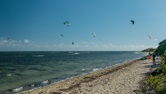 Kite Surfers Aplenty -- Îlot Maître (メトル島) -- Nouméa, South, New Caledonia -- Copyright 2015 Jeffrey Friedl, http://regex.info/blog/ -- This photo is licensed to the public under the Creative Commons Attribution-NonCommercial 4.0 International License http://creativecommons.org/licenses/by-nc/4.0/ (non-commercial use is freely allowed if proper attribution is given, including a link back to this page on http://regex.info/ when used online)