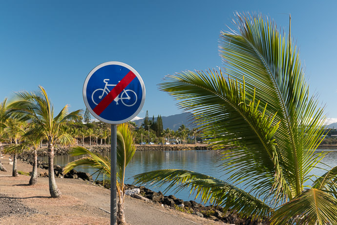 What Do I Mean ? クイズ ：このニューカレドニアの交通標識はどういう意味でしょうか？ road sign in Nouméa, New Caledonia -- Nouméa, South, New Caledonia -- Copyright 2015 Jeffrey Friedl, http://regex.info/blog/2015-12-15/2657 -- This photo is licensed to the public under the Creative Commons Attribution-NonCommercial 4.0 International License http://creativecommons.org/licenses/by-nc/4.0/ (non-commercial use is freely allowed if proper attribution is given, including a link back to this page on http://regex.info/ when used online)