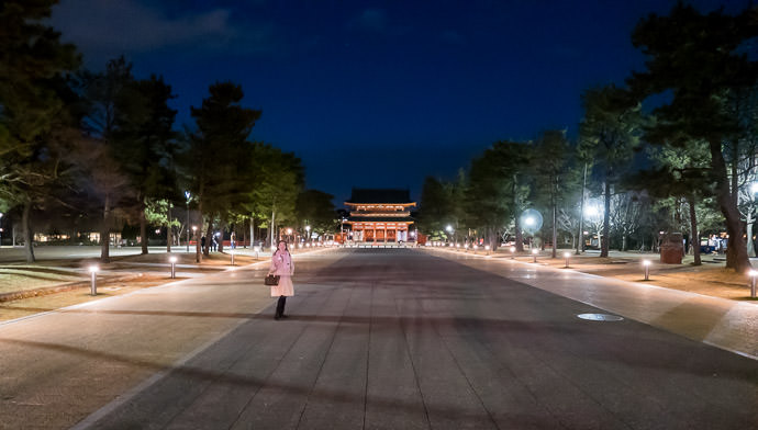In Front of the Heian Shrine 平安神宮の前 -- Heian Shrine (平安神宮) -- Kyoto, Japan -- Copyright 2016 Jeffrey Friedl, http://regex.info/blog/