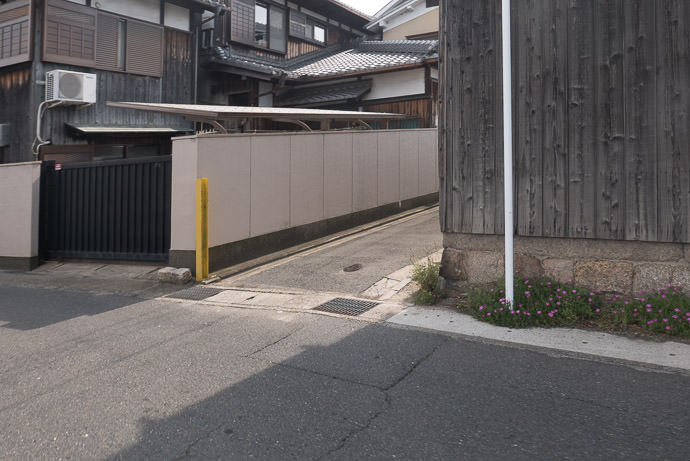 Enter This Short Alley この路地に入る -- Kyoto, Japan -- Copyright 2016 Jeffrey Friedl, http://regex.info/blog/ -- This photo is licensed to the public under the Creative Commons Attribution-NonCommercial 4.0 International License http://creativecommons.org/licenses/by-nc/4.0/ (non-commercial use is freely allowed if proper attribution is given, including a link back to this page on http://regex.info/ when used online)