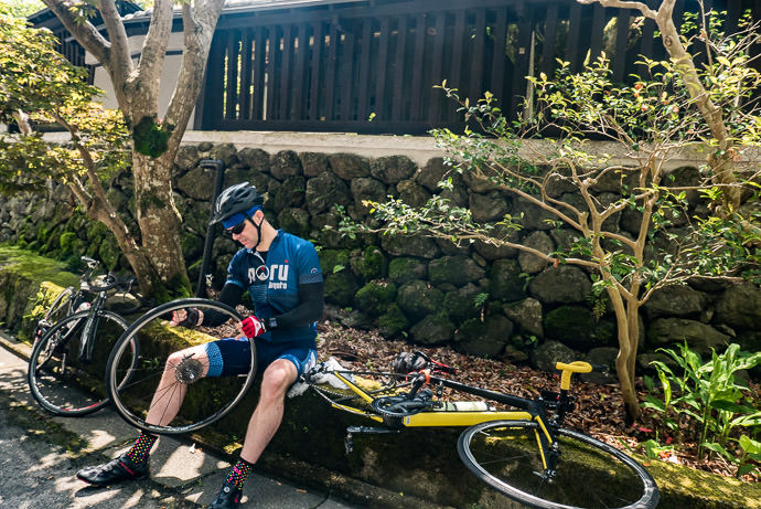 Changing a Flat on this cursed ride photo by Manseki Kanemitsu -- Kyoto, Japan -- Copyright 2016 Jeffrey Friedl, http://regex.info/blog/
