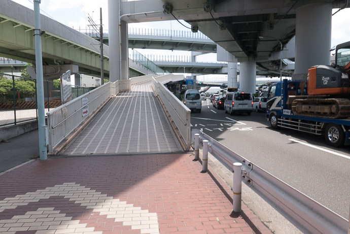 Cycling/Pedestrian Bridgeway over to Port Island -- Kobe, Hyogo, Japan -- Copyright 2016 Jeffrey Friedl, http://regex.info/blog/