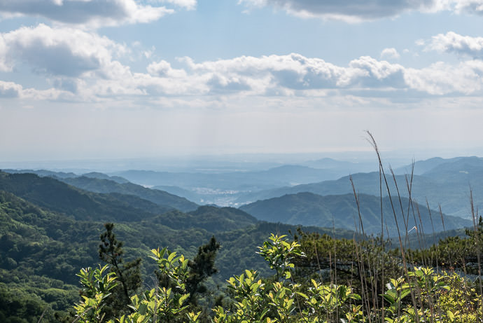 Reverse Angle View blessedly free from wires, but on this day not from haze -- Summit of Mt. Rokko (六甲山山頂) -- Kobe, Hyogo, Japan -- Copyright 2016 Jeffrey Friedl, http://regex.info/blog/
