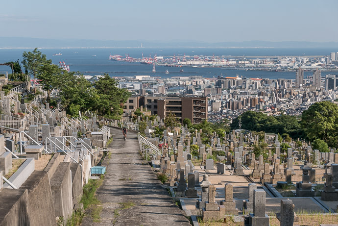 Manseki Approaching the Top Nagamine Cemetery (長峰霊園) -- Nagamine Cemetery (長峰霊園) -- Kobe, Hyogo, Japan -- Copyright 2016 Jeffrey Friedl, http://regex.info/blog/