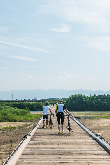 Walking Across Kidzu River Nagarebashi (木津川流 れ橋) -- Kidzu River Nagarebashi (木津川流れ橋) -- Yawata, Kyoto, Japan -- Copyright 2016 Jeffrey Friedl, http://regex.info/blog/