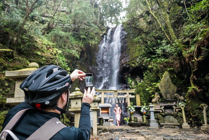 Exiting the Waterfall at the Kuuya-taki waterfall (空也滝), Kyoto Japan -- Kuuya Shrine (空也神社) -- Copyright 2016 Jeffrey Friedl, http://regex.info/blog/