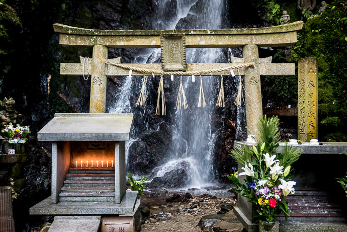 Candles -- Kuuya Shrine (空也神社) -- Kyoto, Japan -- Copyright 2016 Jeffrey Friedl, http://regex.info/blog/