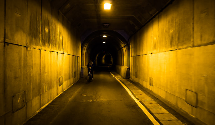 Entering the Tunnel -- Kyoto, Japan -- Copyright 2016 Jeffrey Friedl, http://regex.info/blog/