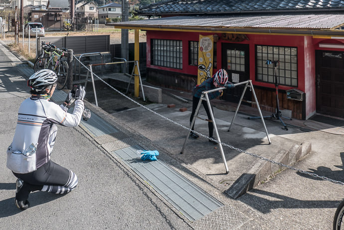 Photographing Despair at a closed &#8220; Manma-tei &#8221; (まんま亭) -- Nara, Japan -- Copyright 2016 Jeffrey Friedl, http://regex.info/blog/ -- This photo is licensed to the public under the Creative Commons Attribution-NonCommercial 4.0 International License http://creativecommons.org/licenses/by-nc/4.0/ (non-commercial use is freely allowed if proper attribution is given, including a link back to this page on http://regex.info/ when used online)