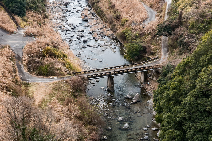 Old Little Bridge with remnants just beyond of a temporary construction-use bridge -- Osaka Prefecture -- Ibaraki, Osaka, Japan -- Copyright 2017 Jeffrey Friedl, http://regex.info/blog/