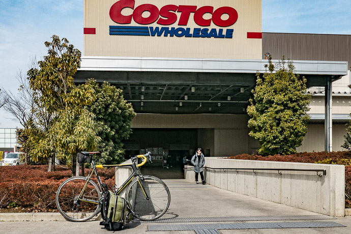 Ready To Return Home at 16.2kg (36lb), the backpack weights more than 2&times; the bike -- Costco Yawata (コストコ八幡) -- Yawata, Kyoto, Japan -- Copyright 2017 Jeffrey Friedl, http://regex.info/blog/