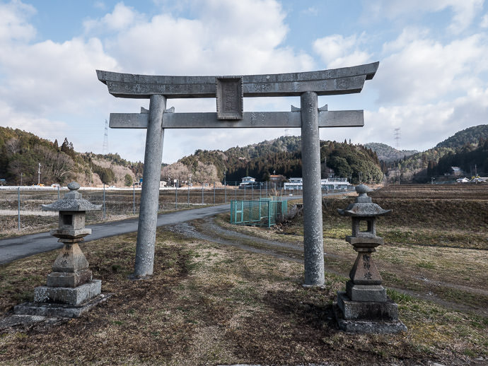 Isolated Shrine Gate along a road cutting through rice fields (I suspect the shrine is nestled in the mountains nearby) -- Takatsuki, Osaka, Japan -- Copyright 2017 Jeffrey Friedl, http://regex.info/blog/