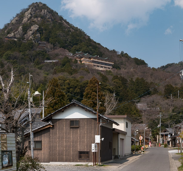 Aforementioned Shrine -- Higashiomi, Shiga, Japan -- Copyright 2017 Jeffrey Friedl, http://regex.info/blog/