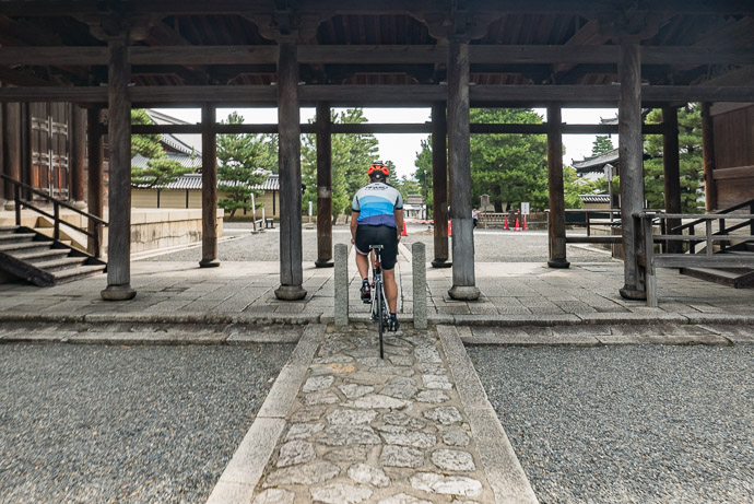 Obstacle Course -- Myoushinji Temple Complex (妙心寺) -- Kyoto, Japan -- Copyright 2017 Jeffrey Friedl, http://regex.info/blog/